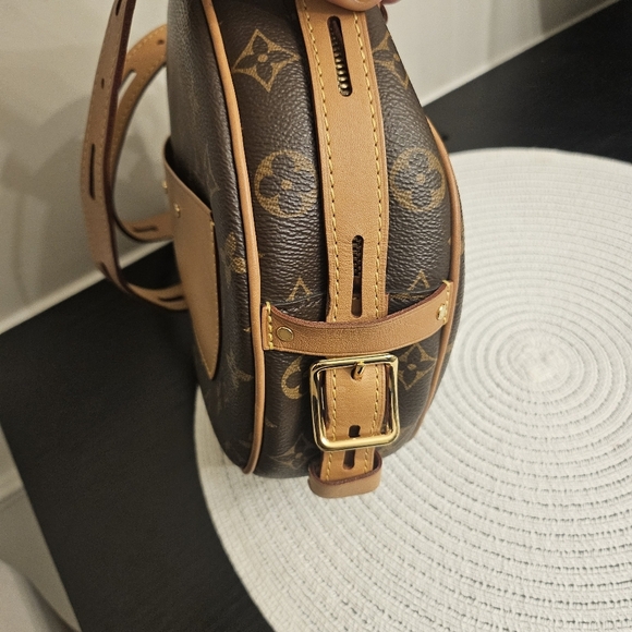 Louis Vuitton Boite Chapeau MM Crossbody Bag - Picture 6 of 14